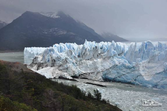 O ponto onde o glaciar Perito Moreno faz contato com terra firme, quase isolando duas partes do lago Argentino, no parque Nacional Los Glaciares, região de El Calafate, no sul da Argentina